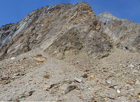 Die Granatwand von unten mit fuendiger Halde links